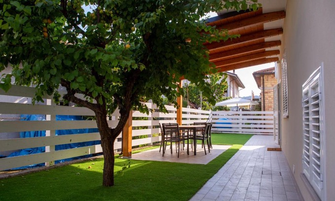 Martinsicuro Bed & Breakfast | Unwind at Aria di Mare: Ocean View & Private Beach Access