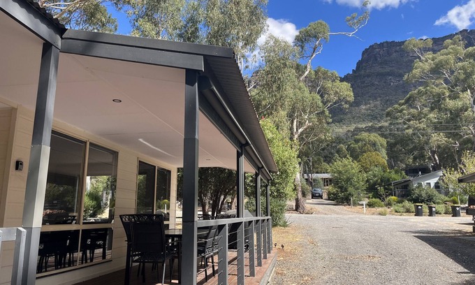 Halls Gap House | Arinya View: Modern Comfort with Ocean & Lake Views