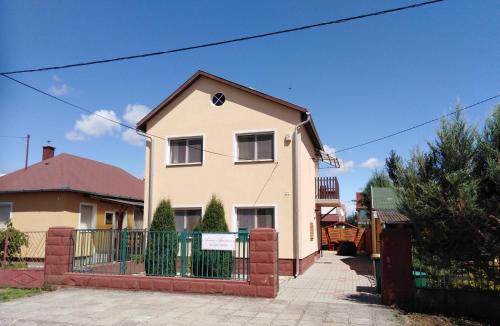Zsorifurdo Apartment | Pet-Friendly Arinza Apartman Vendégház with Breakfast Included
