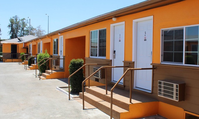 Baldwin Park Hotel | Budget-Friendly Stay at Aristocrat Motel with Family Amenities