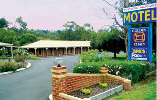 Waurn Ponds Hotel | Elegant Stay at Aristocrat Waurnvale with Pool & Breakfast