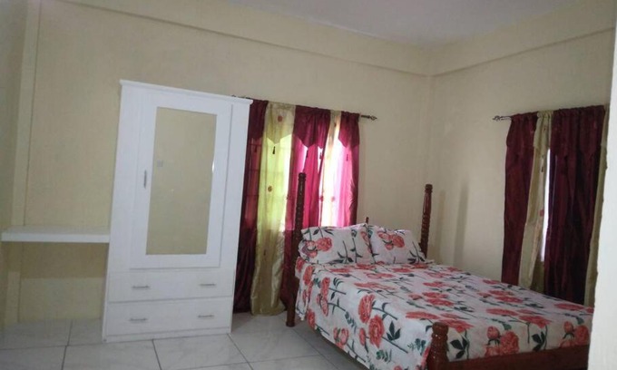 Arnos Vale Apartment | Budget-Friendly Ark Royal: Pet & Child Friendly Retreat