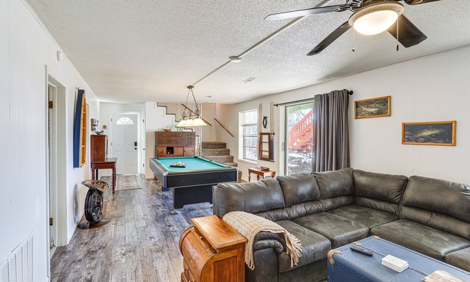 Horseshoe Bend House | Quaint Arkansas Lake House with Private Dock & Spa