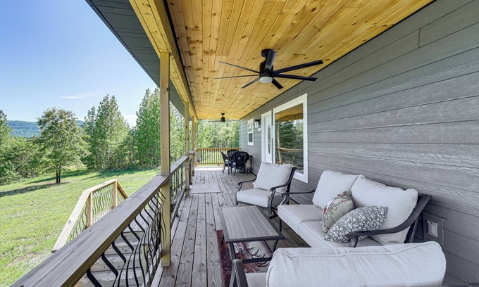 Jasper Cabin | Idyllic Arkansas Retreat with Deck, Fire Pit & Mountain Views