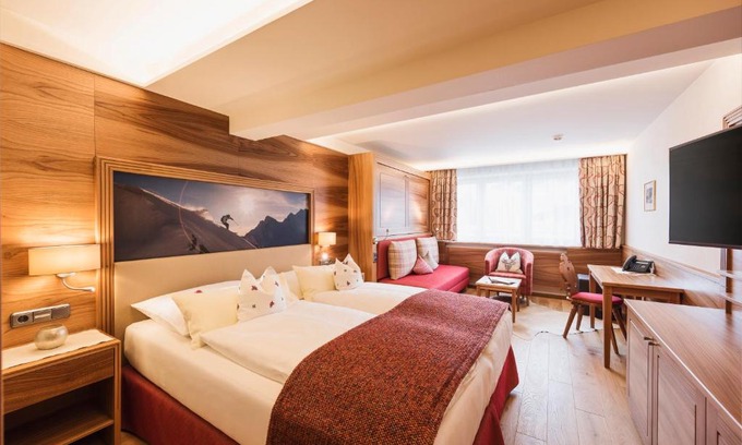Zuers Hotel | Discover Arlberghaus: 4-Star Retreat with Hot Tub & Pets Welcome