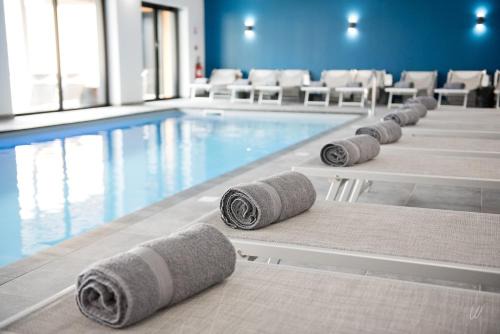 L'Epine Hotel | Relax at Armes de Champagne: 4-Star Oceanfront Retreat
