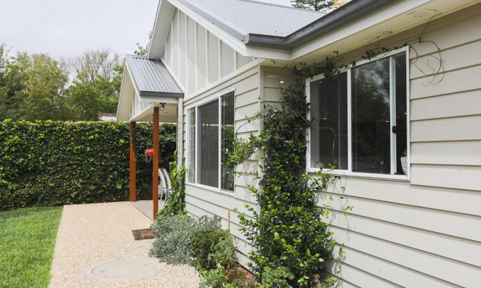 Armidale Bed & Breakfast | Pet-Friendly Armidale Cottage - Highly Rated 4-Star Stay