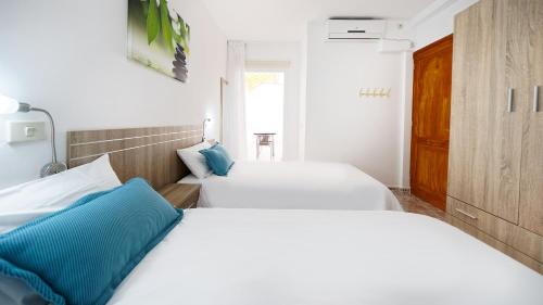 Playa de Arinaga Apartment | Armonía Beach 17: Oceanfront Retreat with Pool & Hot Tub