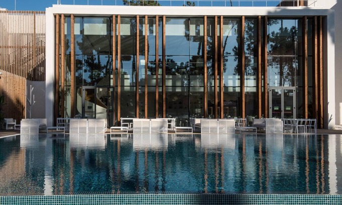 Charneca de Caparica e Sobreda Hotel | Elegant Aroeira Lisbon Hotel: Ocean Views & Golf Retreat