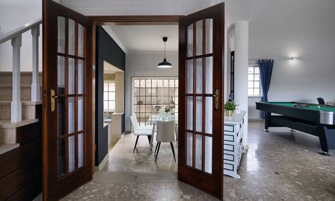 Charneca de Caparica e Sobreda Villa | Exceptional Aroeira Palm Beach Villa with Oceanfront Pool