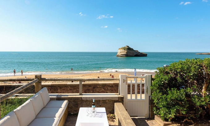 Behobie Apartment | AROHA Apt with terrasse and sea view in Biarritz