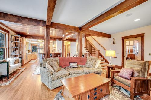 North Creek House | Discover Relaxation at Around the Mountains: 4-Star Stay