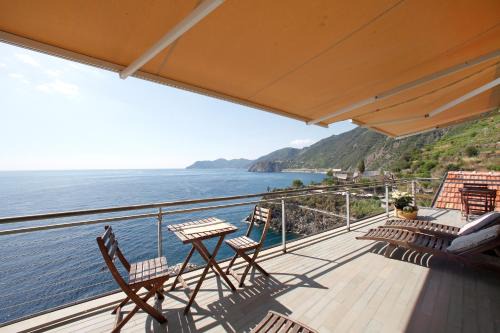 Manarola House | Oceanfront Retreat Arpaiu: Rated 8/10 with Breakfast Included