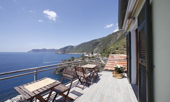 Manarola House | Eco-Friendly Comfort at Arpaiu - Odeyo Sas with Ocean Views
