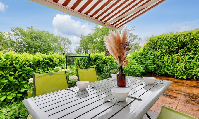 Arradon Apartment | Welcoming Arradon: Enjoy Terrace Dining and Plancha Magic!