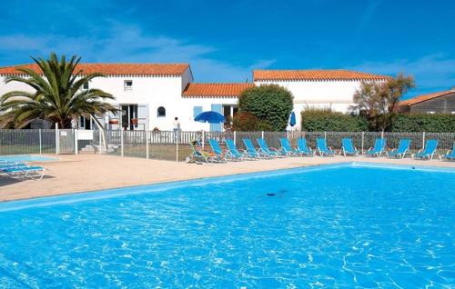 Le Chateau-d'Oleron House | Relax at Oleron: Pet-Friendly Retreat with Pool Access