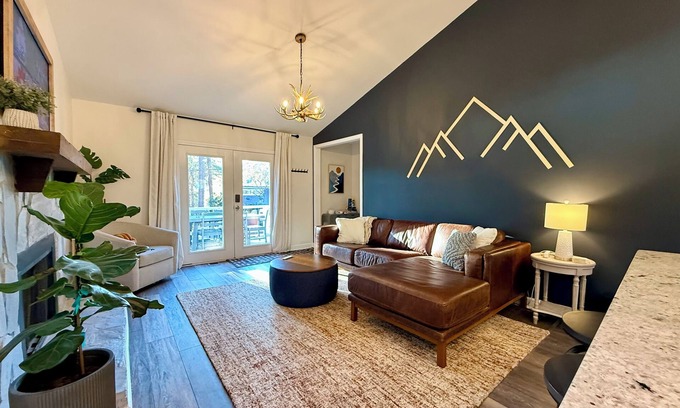 Waleska House | Experience Arrowhead Hideaway: Lakeside Retreat with Pool