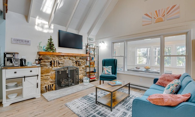 Pocono Lake Cabin | Pocono Lake View Retreat: Pool, Spa & Breakfast Included!