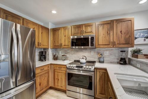 Edwards Apartment | Arrowhead Village - Premium 3 Bedroom Condominium condo