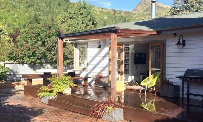Arrowtown Cottage | Beautiful Arrowtown Gem - Classic Cottage with Great Amenities