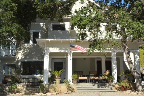 South Pasadena Bed & Breakfast | Discover Arroyo Vista Inn: Pet Friendly with Great Amenities