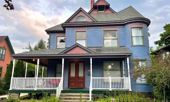 West Washington House | Art and Lodging: Guest Rated 10/10 & Family-Friendly Stay