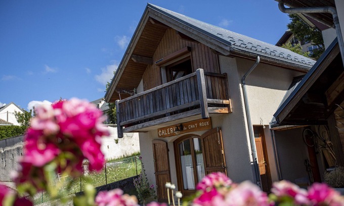 Villard-de-Lans Ski Chalet | Artful Chalet: Ski Instruction & Scenic Lake Views Await