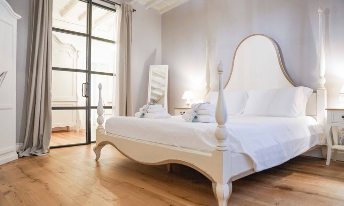 Sant' Ambrogio Apartment | Elegant Art Apartment Black&White Suite in Historic Florence