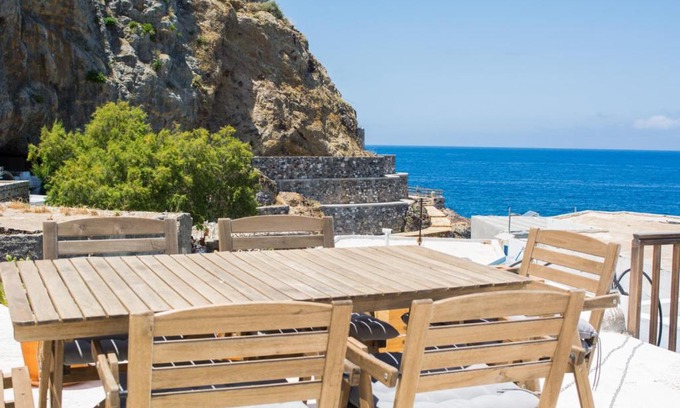 Mandraki House | Coastal Retreat: Art Curators Home with Breakfast Included