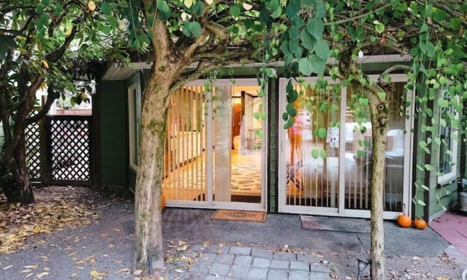 Burlington Cottage | Elegant Art Deco Private House with Outdoor Oasis