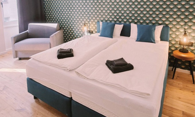 Favoriten Apartment | Art Deco + 3 Min to Metro U1 + Free Parking