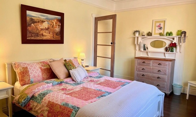 Gardenvale House | Art Deco Family Retreat with Ocean Views & Free WiFi