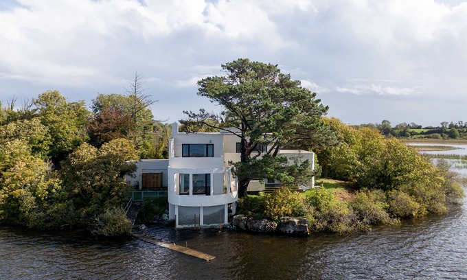 Corofin House | Idyllic Art Deco Lakehouse Retreat at Inchiquin - 10/10 Rated