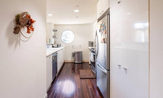 South Beach Apartment | Art Deco Oasis: Family-Friendly Retreat in Downtown SF