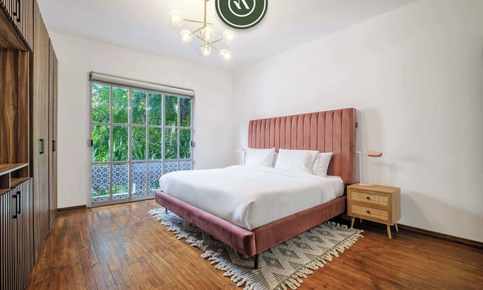 Miguel Hidalgo Apartment | Art Deco Condo Steps from Lincoln Park with Spa & Kitchen