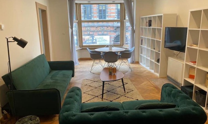 Stationsbuurt Noord Apartment | Stylish Art Deco Two Bedroom Apartment for Family Stays