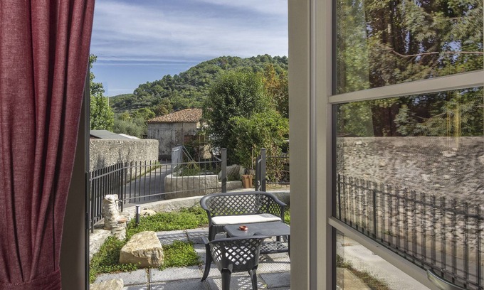 Vorno House | Highly Rated Art Gallery B&B with Kitchen & Breakfast Included