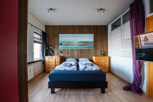 Stokkseyri Hostel | Discover Art Hostel and Apartments with Oceanfront Views