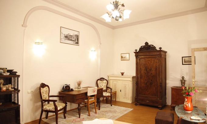 mtatsminda Apartment | Art House Petunia: Your Gateway to Old Tbilisi Awaits!