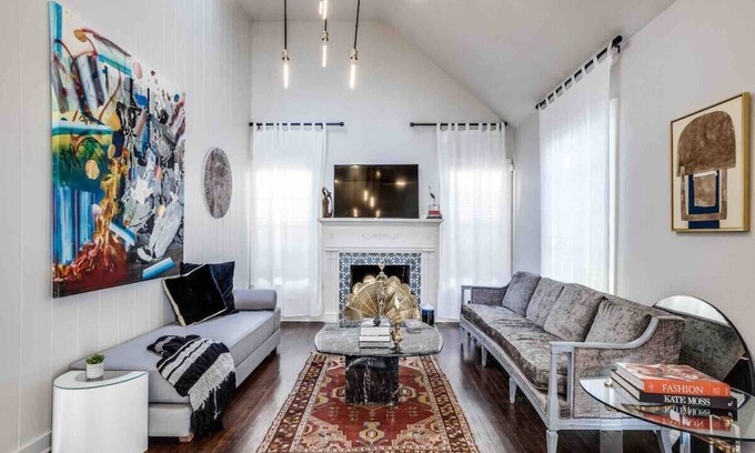 Oak Lawn House | Art House Retreat with Yard | Ideal for Families & Pets