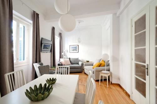 Pangrati Apartment | Experience Art in Athens Suite: Family-Friendly Retreat