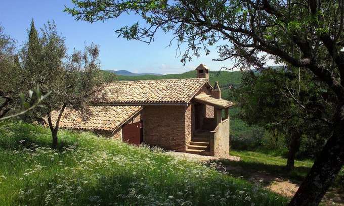 Spello Cottage | Tranquil Escape: Art and Nature at St. Francis Mountain