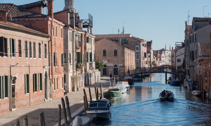 Cannaregio Apartment | Art-Inspired Canal View Apartment with Pet-Friendly Amenities