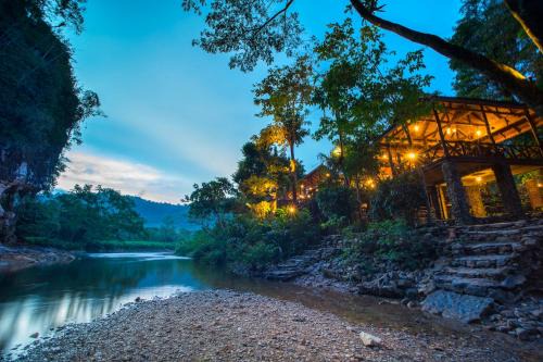 Khlong Sok Resort | Discover Art's Riverview Lodge: Family-Friendly Retreat