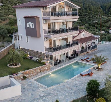 Neos Marmaras Apartment | Child Friendly Art Studios with Exceptional Guest Ratings