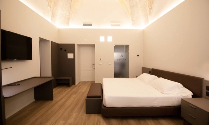 Brindisi Histotic Center House | Stylish Art Suite with Kitchen at Palazzo Bellocchi, Brindisi