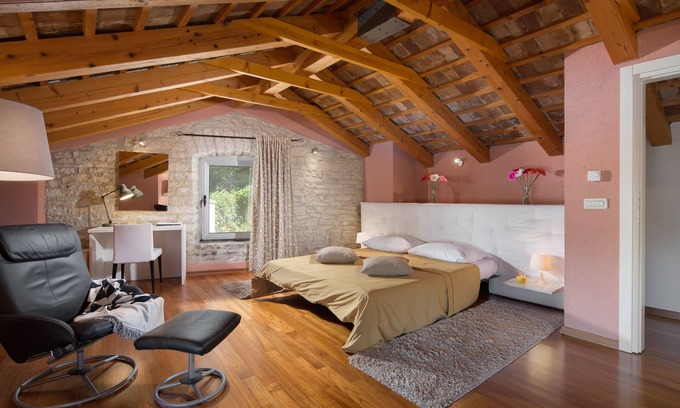 Sorici Villa | Art Villa Retreat with Pool, Pet-Friendly & Family Welcome
