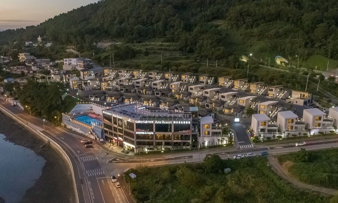 Sacheon Apartment | Relax at Arte Resort Spa & Pool Villa with Ocean Views