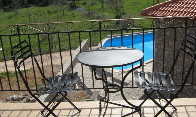 Amfissa House | Discover Artemis Kallisti: Family-Friendly with Pool & Dining