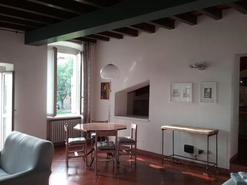 Canonica d'Adda Apartment | Family-Friendly Stay at Artemisia Antique Rooms Fara